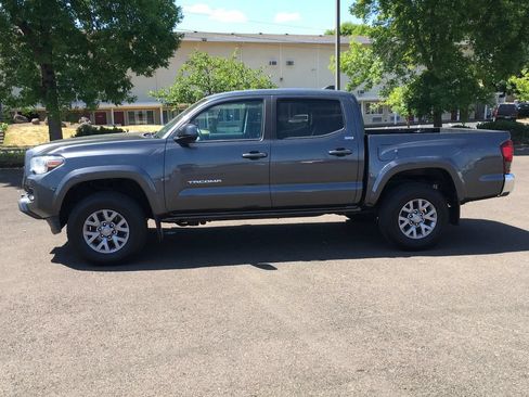 Used 2019 Toyota Tacoma SR5 AWD/4WD image 3