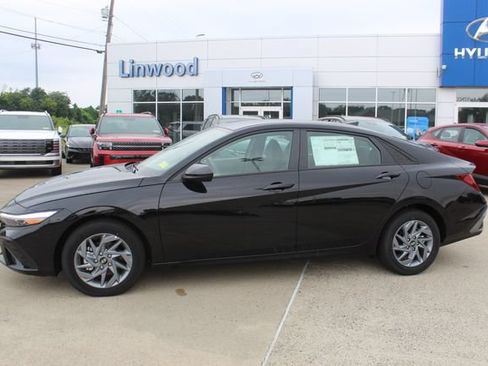 New 2026 Hyundai Elantra Hybrid FWD image 2