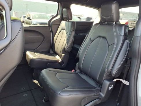 New 2026 Chrysler Pacifica Select image 17