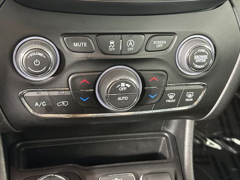 Used 2022 Jeep Cherokee Trailhawk image 22