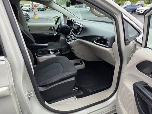 Used 2020 Chrysler Pacifica Touring w/ Advanced Safetytec Group FWD image 18