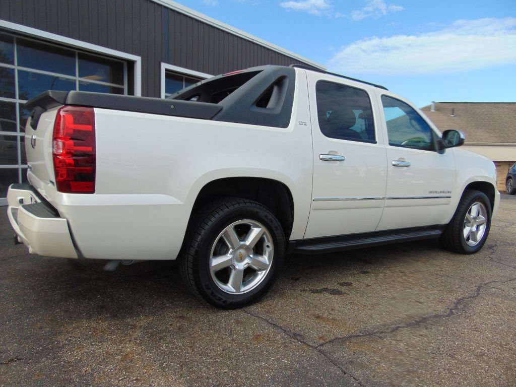 Used 2010 Chevrolet Avalanche LTZ AWD/4WD image 9