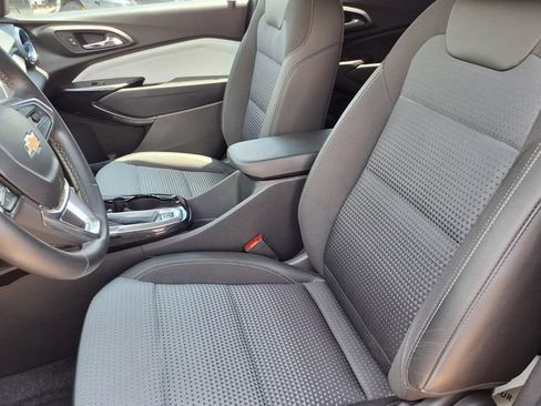 Used 2024 Chevrolet Trax LT w/ LT Convenience Package FWD image 3