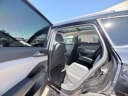 Used 2024 Volkswagen Taos SEL AWD/4WD image 17