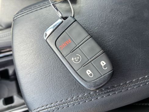 Used 2025 Jeep Compass Limited image 25