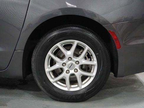 Used 2022 Chrysler Pacifica Touring-L image 9