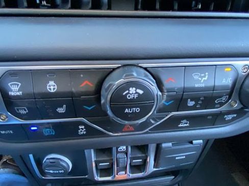 Used 2025 Jeep Wrangler Unlimited Sahara AWD/4WD image 25