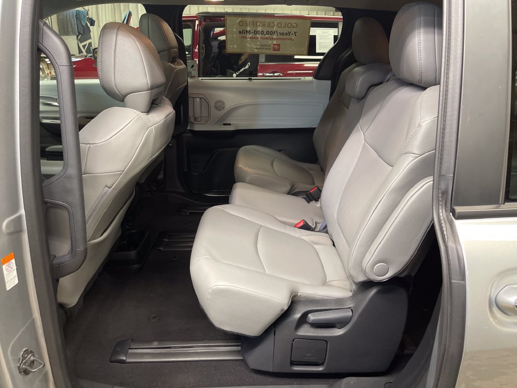 Certified 2025 Toyota Sienna XLE FWD image 24