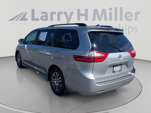 Used 2018 Toyota Sienna XLE FWD image 3