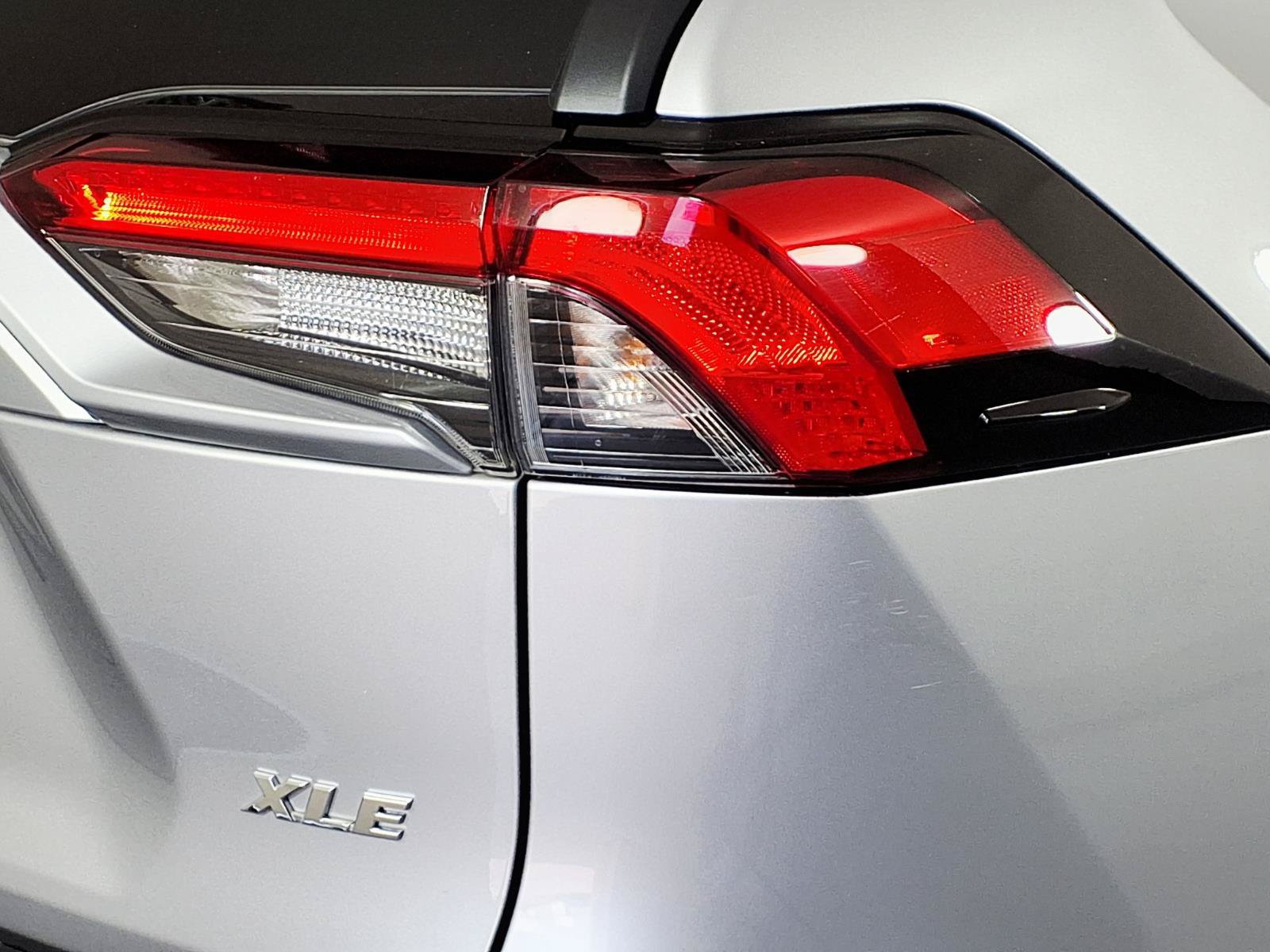 Used 2019 Toyota RAV4 XLE FWD image 5