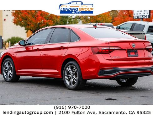 Used 2022 Volkswagen Jetta SE image 2