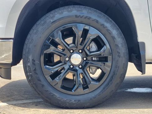 Used 2022 Chevrolet Silverado 1500 LTZ w/ Z71 Off-Road Package AWD/4WD image 10