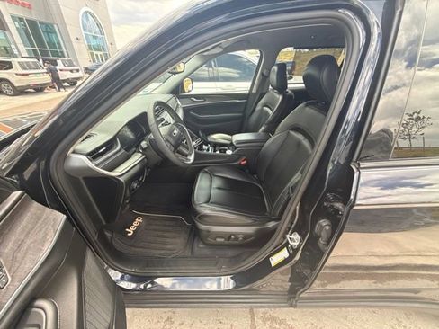 Used 2023 Jeep Grand Cherokee L Limited AWD/4WD image 9