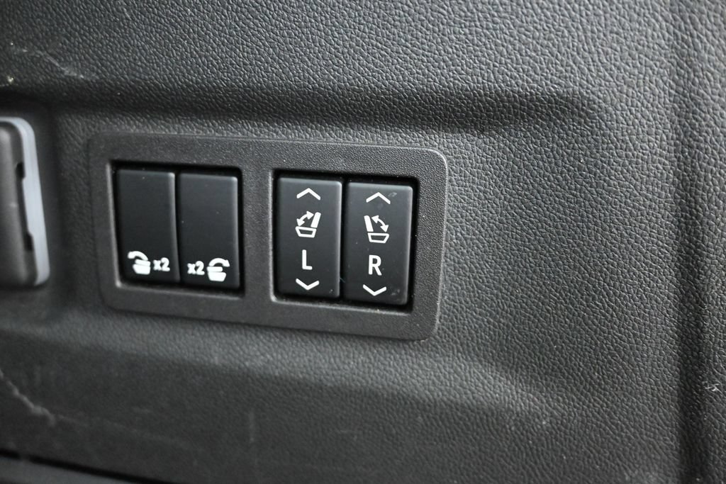 Used 2023 GMC Yukon XL AT4 AWD/4WD image 25