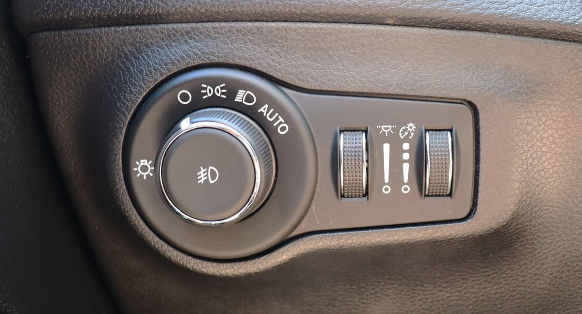 Used 2020 Jeep Compass Latitude FWD image 41