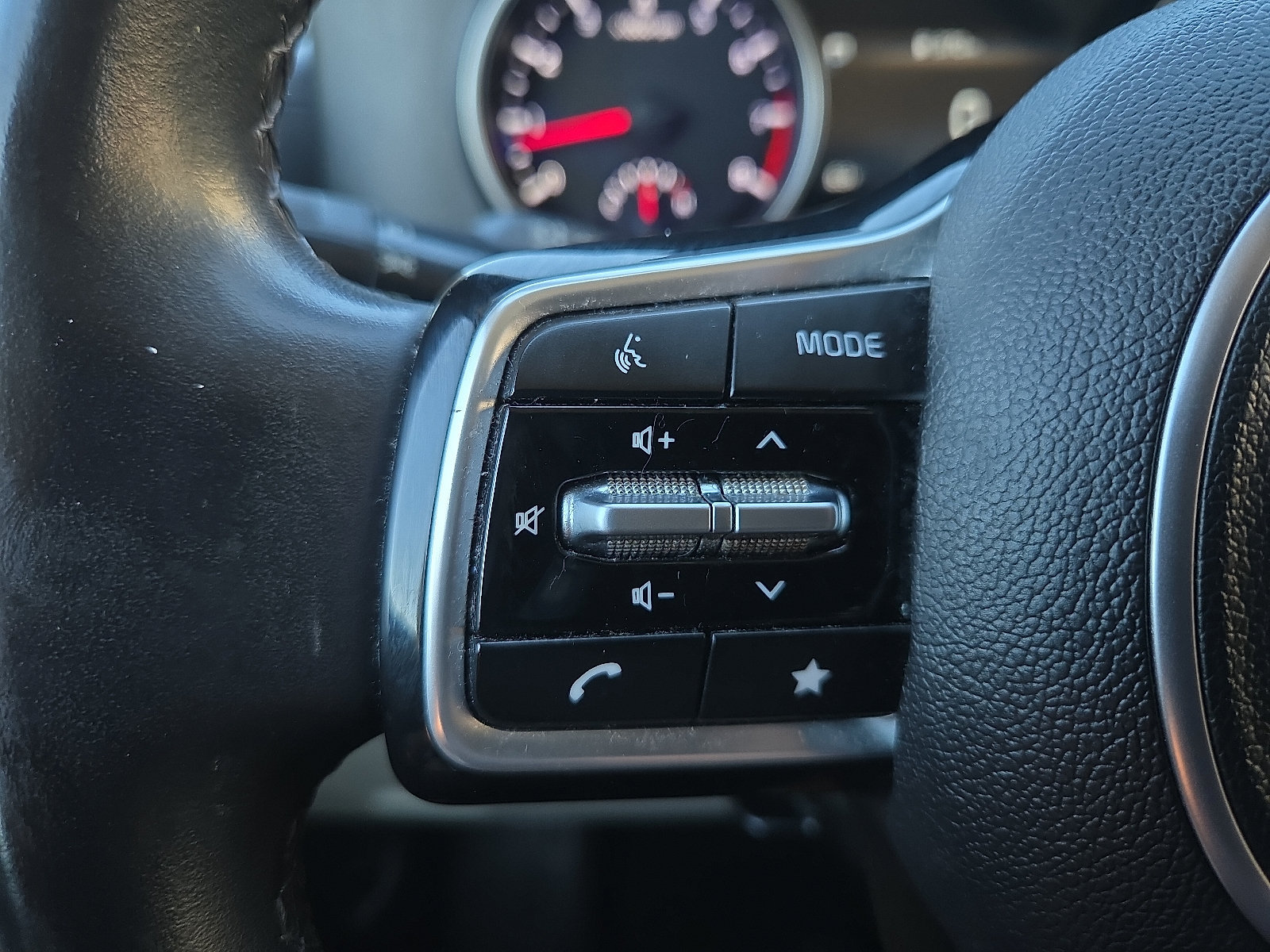 Used 2023 Kia Carnival LX FWD image 19