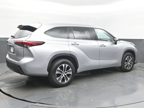 Used 2022 Toyota Highlander XLE FWD image 9