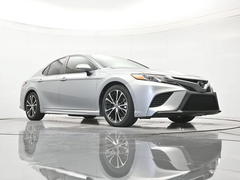 Used 2020 Toyota Camry SE w/ Convenience Package FWD image 38