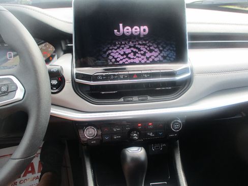Used 2025 Jeep Compass Limited AWD/4WD image 5