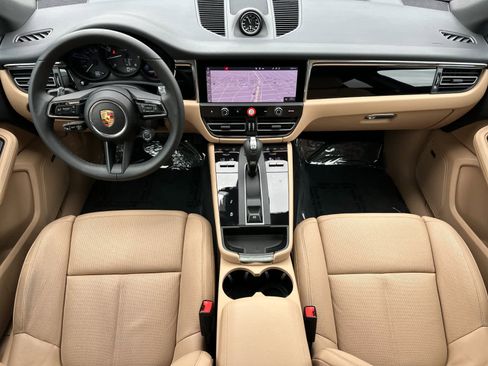 Certified 2025 Porsche Macan AWD/4WD image 6