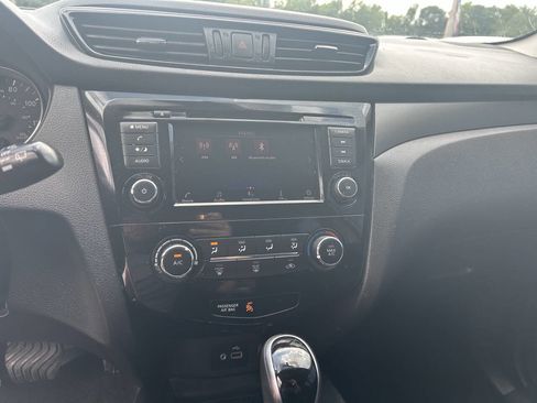 Used 2019 Nissan Rogue Sport S image 11