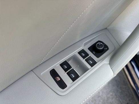 Used 2024 Volkswagen Tiguan SE image 9