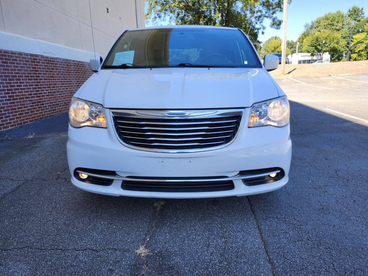 Used 2015 Chrysler Town & Country Touring w/ Driver Convenience Group FWD image 3