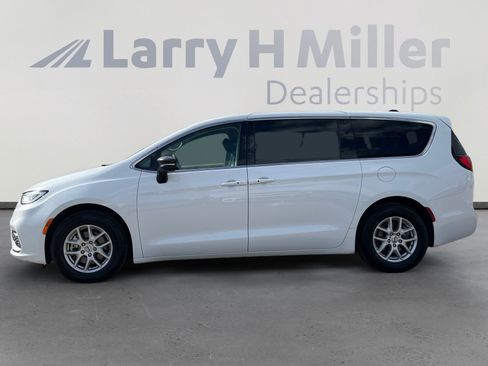 Certified 2024 Chrysler Pacifica Touring-L FWD image 2