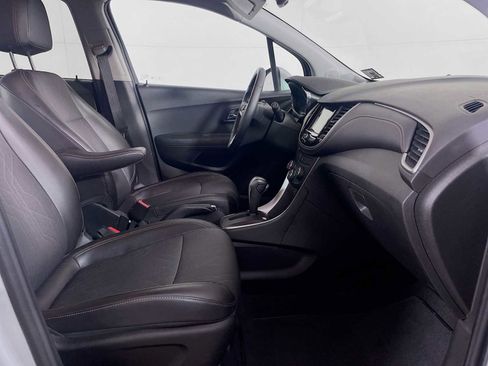 Used 2019 Chevrolet Trax LT w/ LT Convenience Package image 24