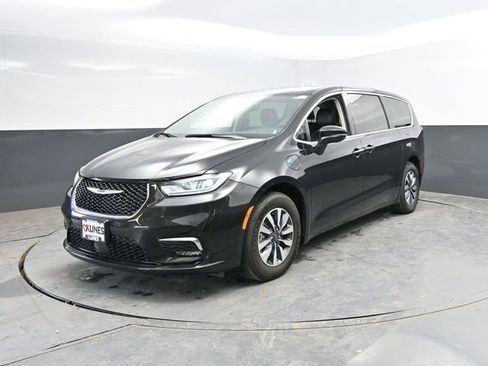 Used 2023 Chrysler Pacifica Touring-L FWD image 5