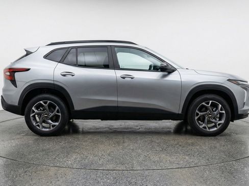 Used 2025 Chevrolet Trax LT FWD image 11