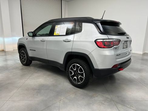 Used 2025 Jeep Compass Trailhawk AWD/4WD image 5