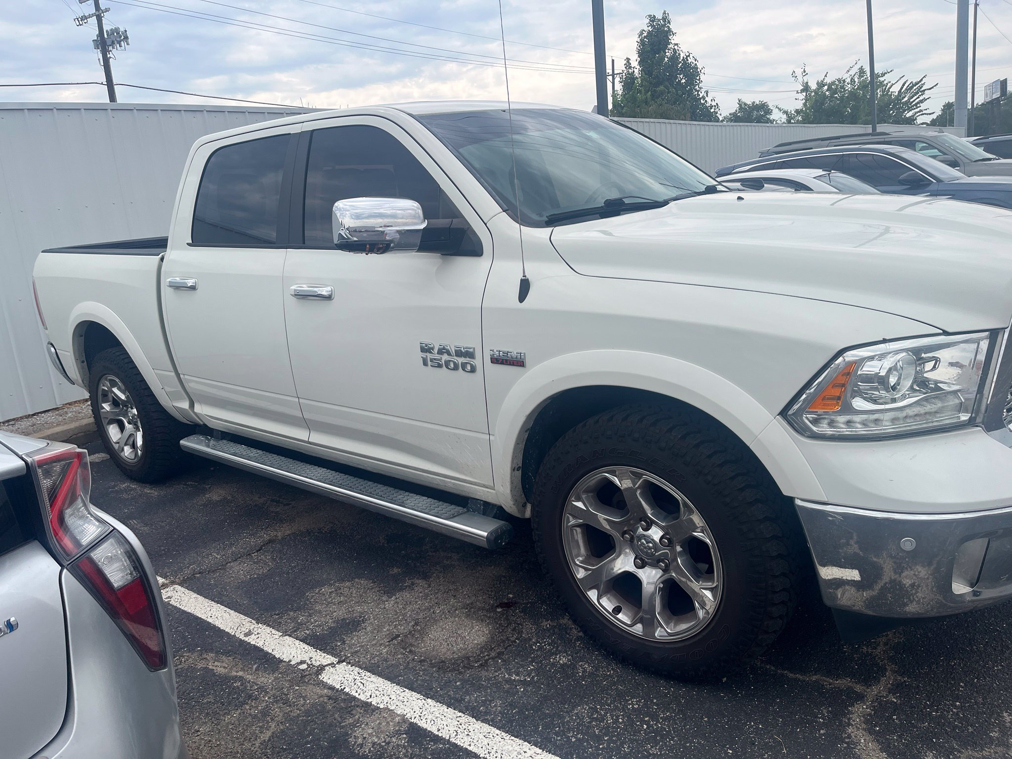 Used 2017 RAM 1500 Laramie w/ Convenience Group AWD/4WD image 8