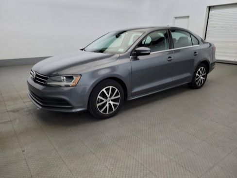 Used 2017 Volkswagen Jetta SE FWD image 2