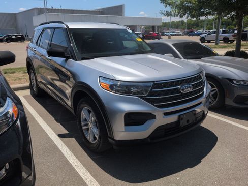 Used 2024 Ford Explorer XLT AWD/4WD image 1