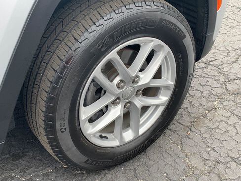 Used 2023 Jeep Grand Cherokee Laredo X image 9