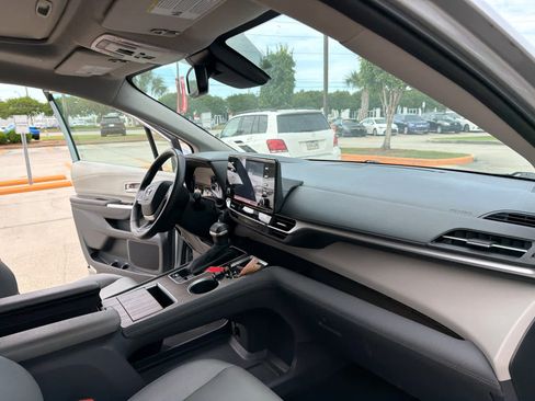 Used 2024 Toyota Sienna XLE FWD image 41