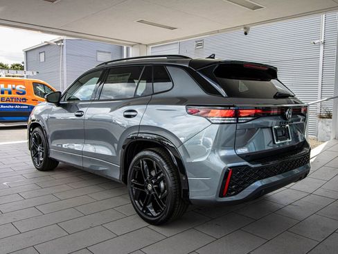 New 2026 Volkswagen Tiguan SE R-Line FWD image 15