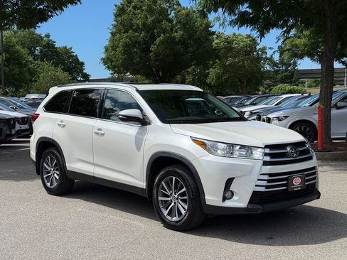 Used 2019 Toyota Highlander XLE AWD/4WD image 1