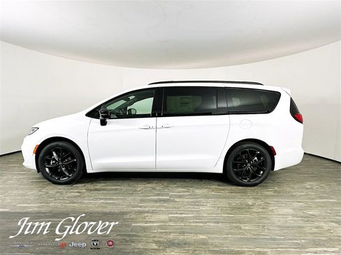 New 2026 Chrysler Pacifica Select w/ S Appearance Package image 9