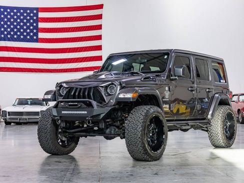 Used 2019 Jeep Wrangler Unlimited Sahara AWD/4WD image 3