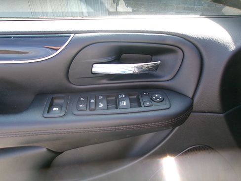 Used 2020 Dodge Grand Caravan SE FWD image 14