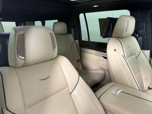 Used 2023 Cadillac Escalade ESV Premium Luxury w/ Performance Package AWD/4WD image 33
