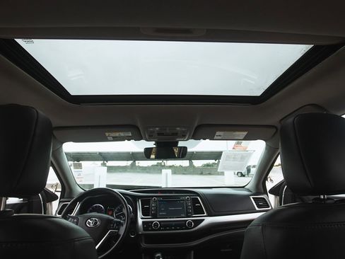 Used 2017 Toyota Highlander XLE image 24