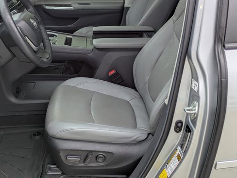 Certified 2024 Toyota Sienna Limited FWD image 10