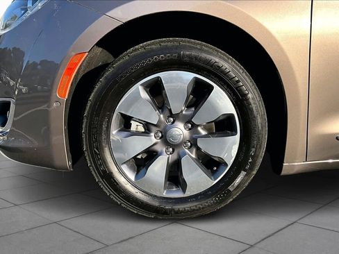 Used 2018 Chrysler Pacifica Limited w/ Advanced Safetytec Group image 11