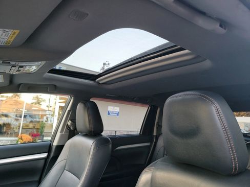 Used 2018 Toyota Highlander XLE image 24