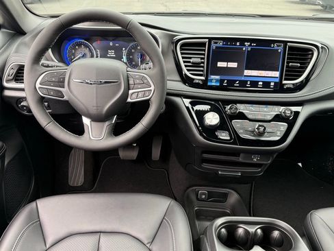 New 2026 Chrysler Pacifica Select image 30