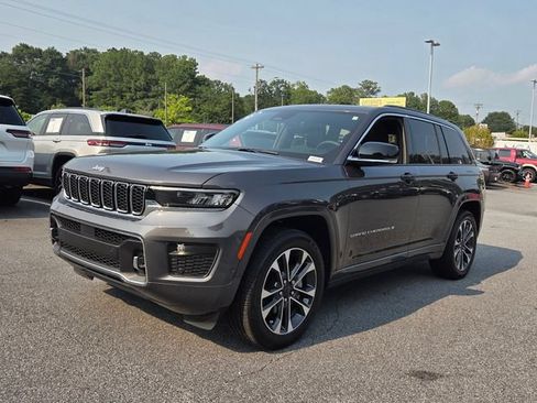 Used 2025 Jeep Grand Cherokee Overland w/ Luxury Tech Group IV AWD/4WD image 3