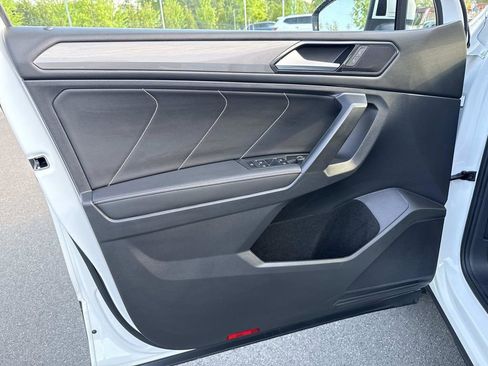 Used 2023 Volkswagen Tiguan SE w/ Panoramic Sunroof Package FWD image 9